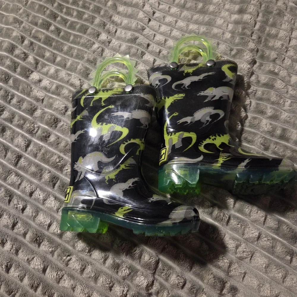 Western Chief Dinosaur Kids Light Up Rain Boots Green Black Size 5 Waterproof